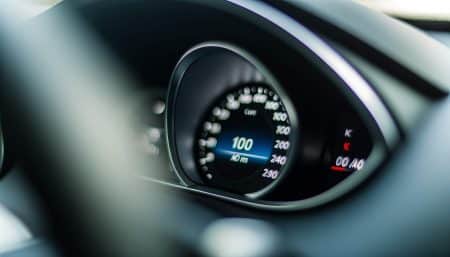 Comprendre la conversion de mph en km/h : astuces clés