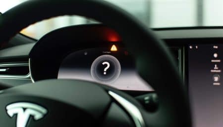 Pourquoi le voyant moteur s'allume sur Tesla Model 3 ?